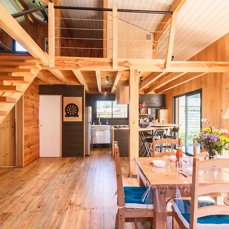 Chalet Gastes, En Bois Avec Jacuzzi 6 Pers Gastes