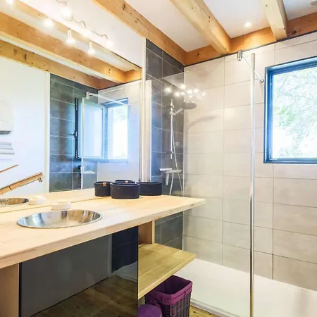 Chalet Gastes, En Bois Avec Jacuzzi 6 Pers *